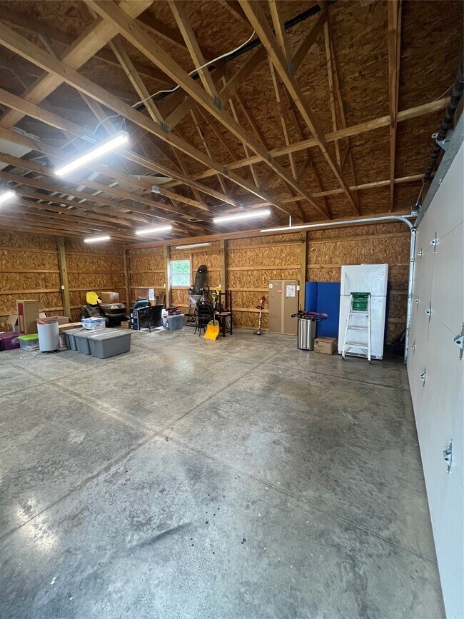 Building Photo - 1261 Avonia Rd