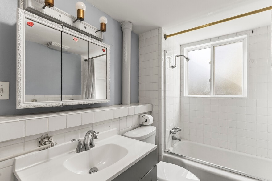 Building Photo - 5013 Eastview Terrace