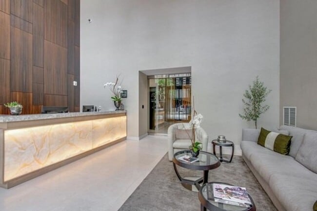 Building Photo - Stunning 505 Condo!