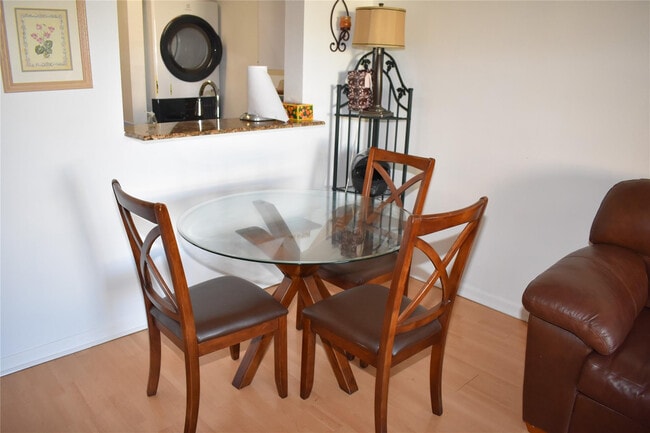 Building Photo - 1350 SE 3rd Ave