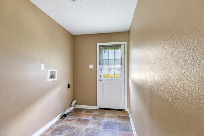 Building Photo - 27311 Kingport Dr