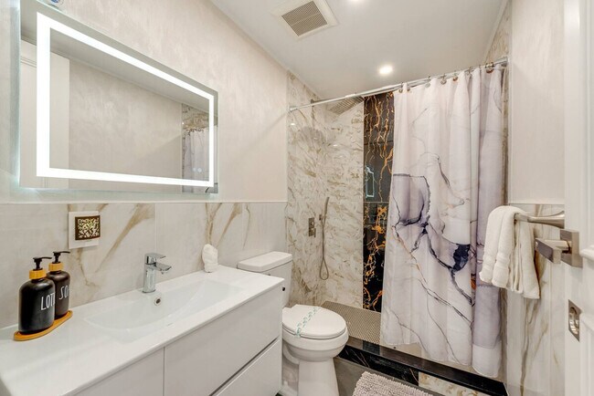 Building Photo - 2135 Rosemont Dr