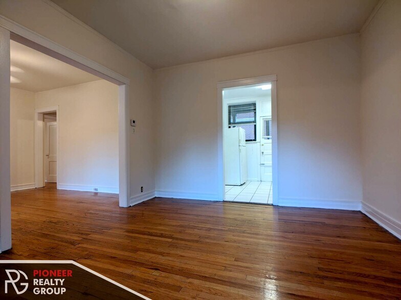 Building Photo - 812 W Waveland Ave