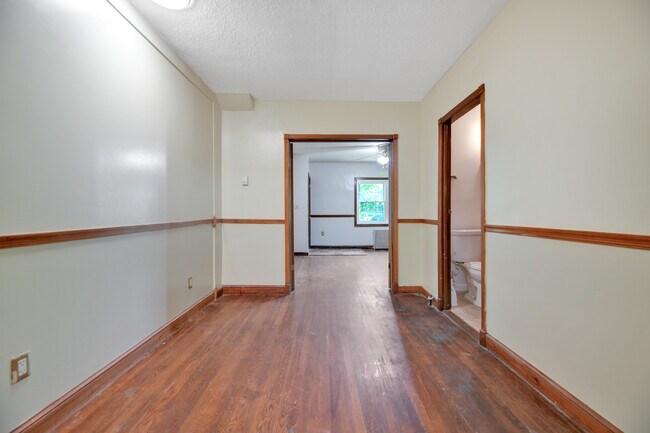Building Photo - 1221 Raum St NE