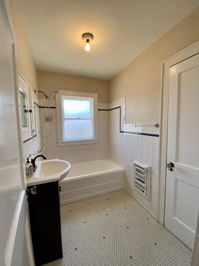 Building Photo - 2 bed/1 bath Upstairs Duplex with Private ...