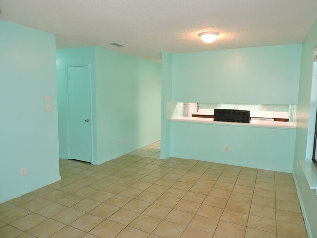 Building Photo - Convenient Norttheast location!