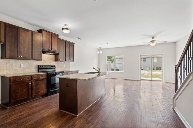 Building Photo - 3 Bedroom Townhome in Jonesboro!