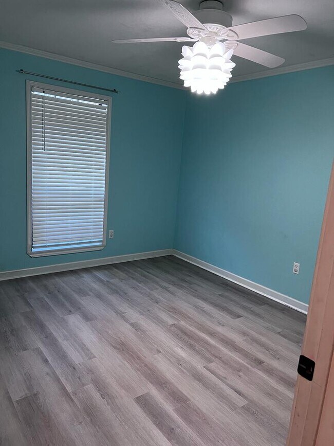 Building Photo - 205 Clover Ln