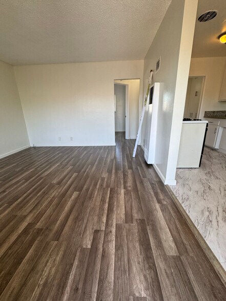 Building Photo - 1070 Gardenia Ave