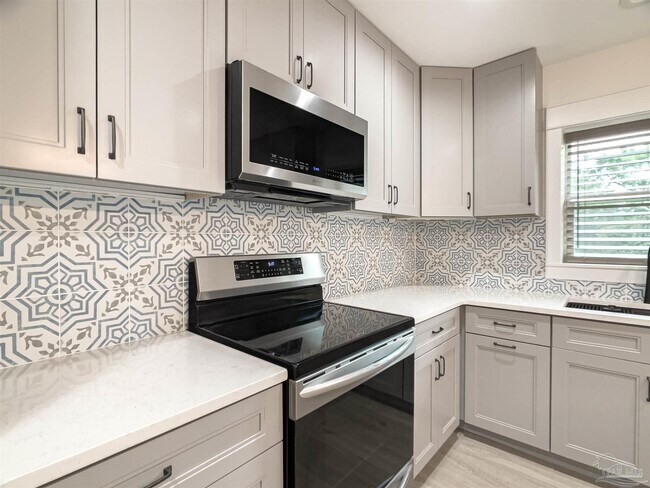 Building Photo - 10047 Noriega Dr