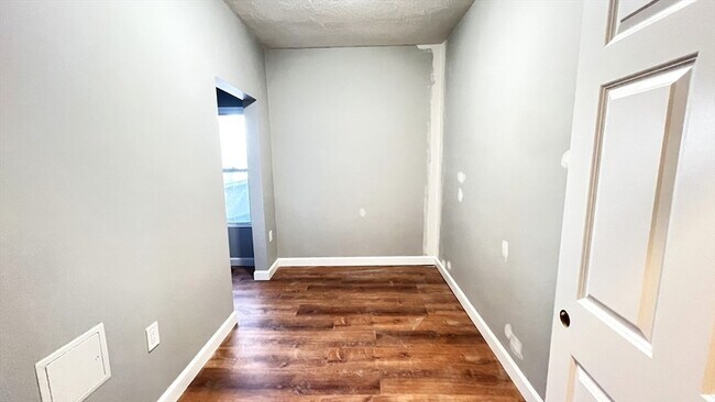 Building Photo - 31 Ridgeway St