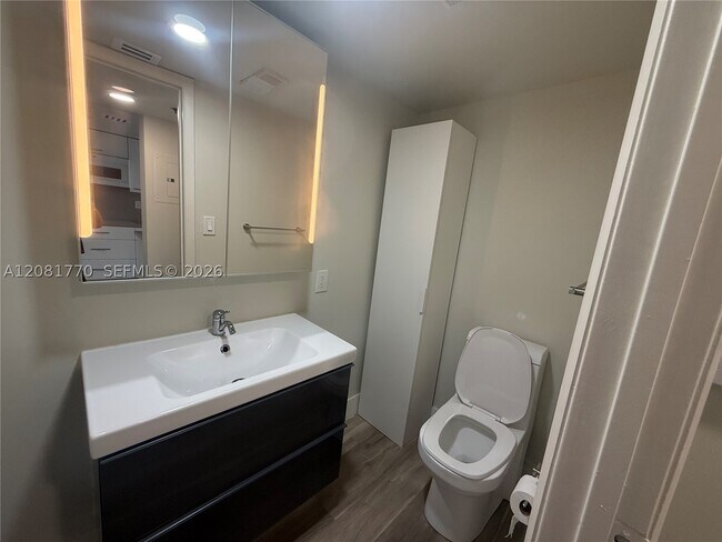Building Photo - 540 Brickell Key Dr