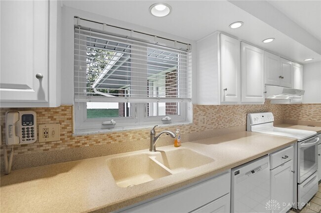 Building Photo - 1033 Georgian Dr