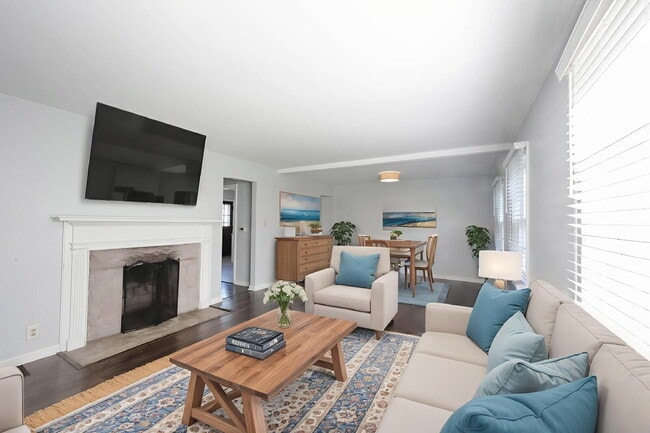 Building Photo - Charming 2 Bed, 1 Bath Duplex with House-L...