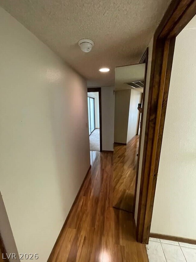Building Photo - 600 Woodmount Dr