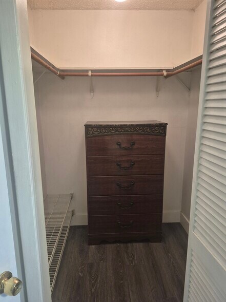 Building Photo - 791 E 43rd St