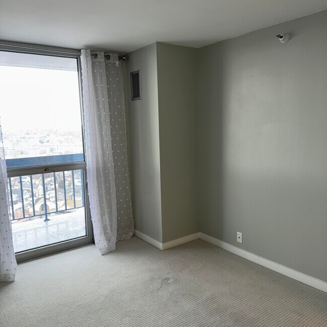 Building Photo - 1660 N Prospect Ave