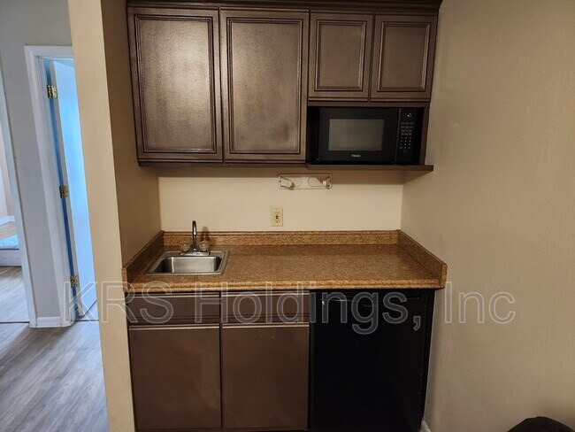 Building Photo - 1305 Bradley Dr