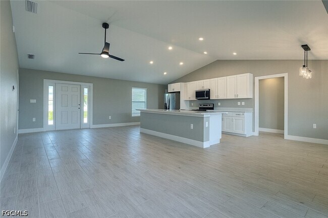 Building Photo - 402 NE 31st Terrace