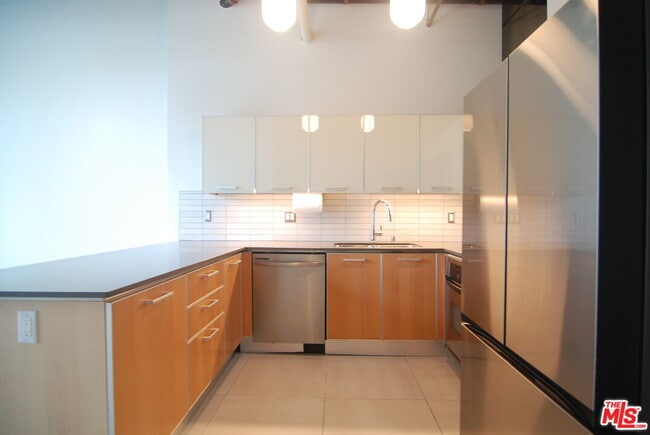 Building Photo - 645 W 9th St