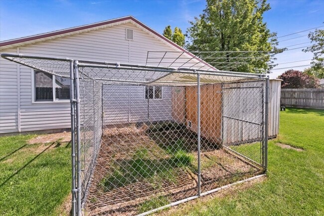 Building Photo - Stylish 3-Bed Home with Spacious Backyard ...