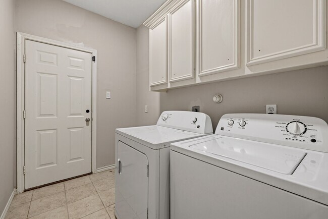 Building Photo - 909 Katie Ln