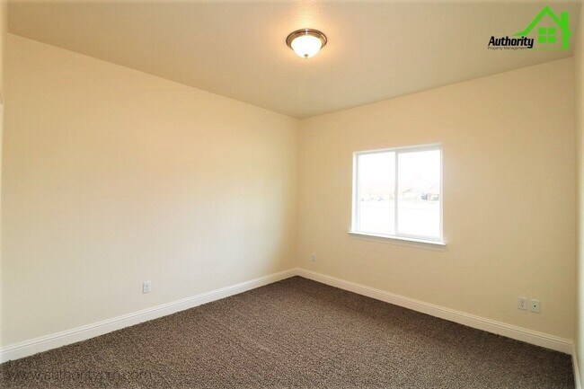 Building Photo - 2530 Rainbow Ln