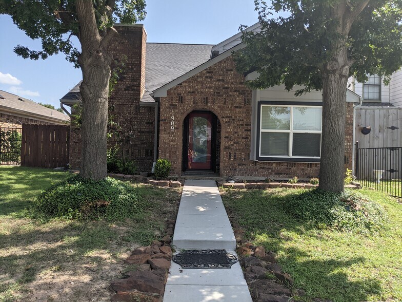 Primary Photo - 1909 Lavaca Ct