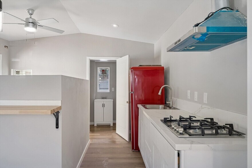 Building Photo - 890 E Ash St