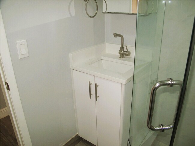 Building Photo - 1263 Ave