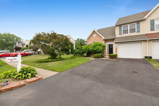 Building Photo - 2235 Briarwood Dr