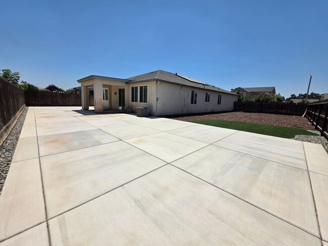 Building Photo - 3936 E Cypress Ave