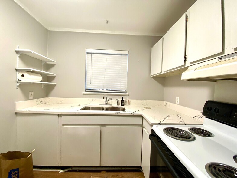 Building Photo - 867 Colony Dr