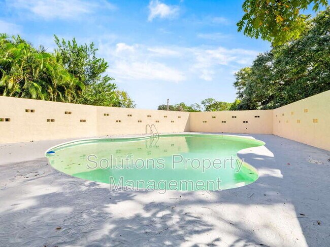 Building Photo - 7740 Pine Lake Dr