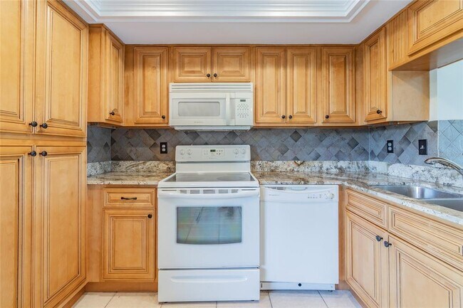 Building Photo - 13618 Greenfield Dr