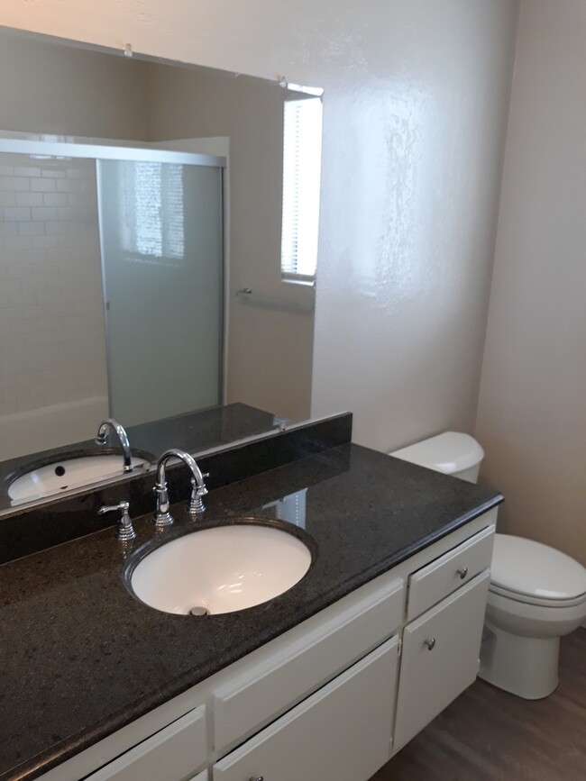 Building Photo - 3 Bed/ 1 Bath San**$2495**