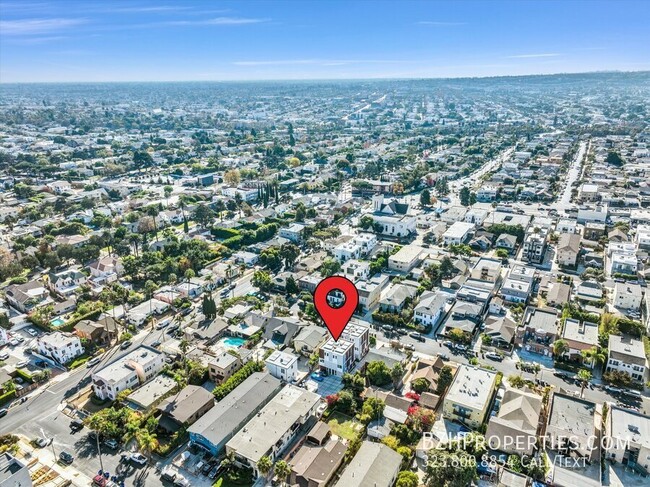 Building Photo - Gorgeous Modern Townhouse In Prime Mid-City