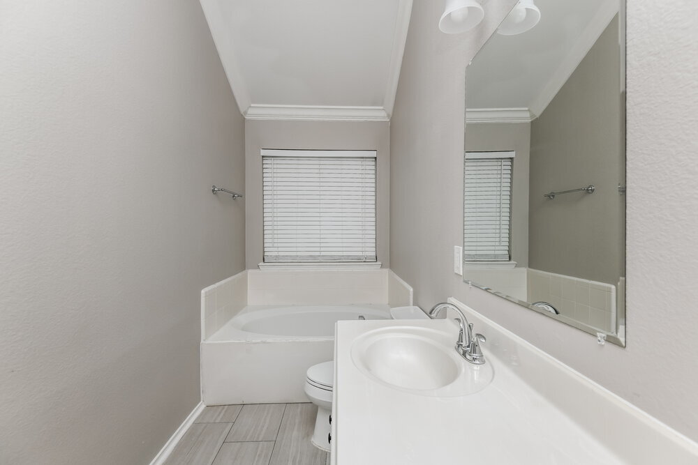 Building Photo - 1300 Maple Terrace Dr