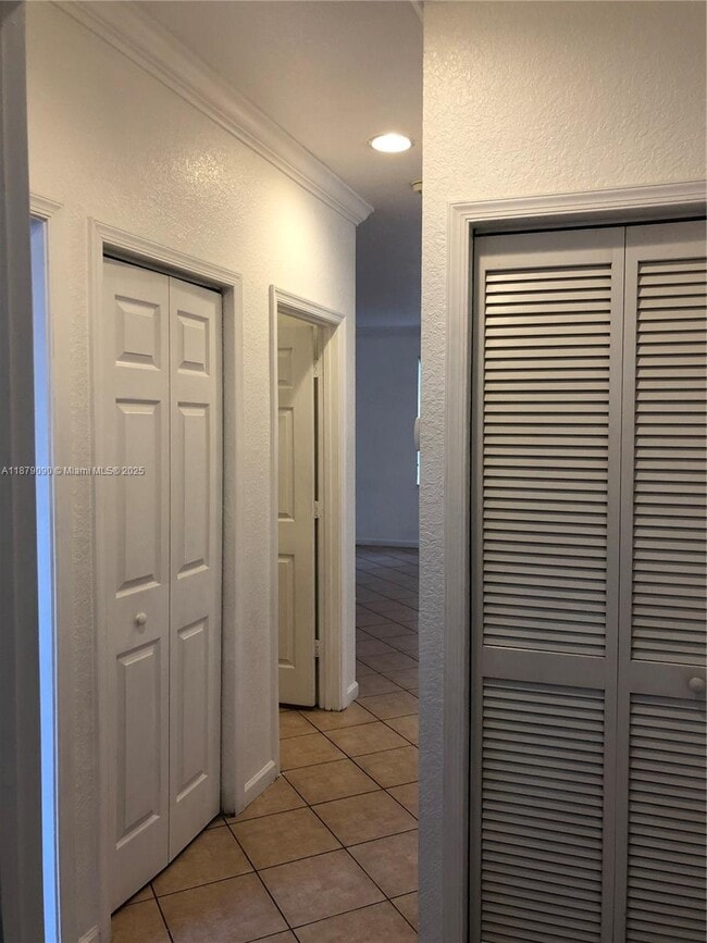 Building Photo - 693 Live Oak Ln