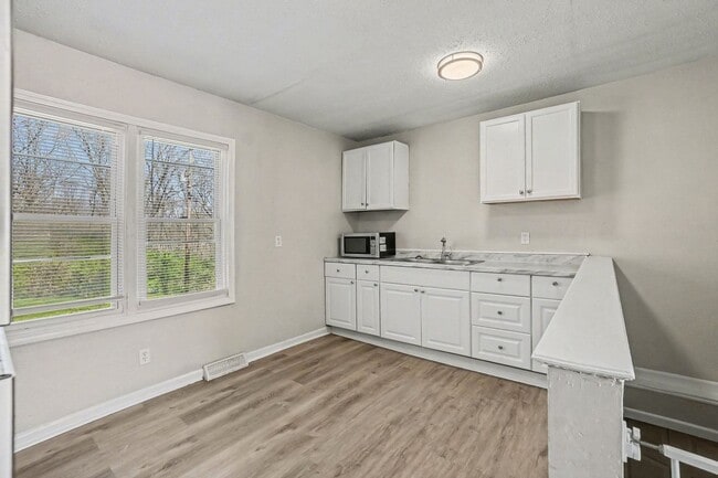 Building Photo - Charming Two Bedroom, One Bathroom Home Near Kansas City Zoo!