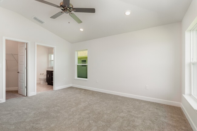 Building Photo - 1844 Middlebury Dr SE