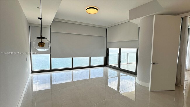 Building Photo - 15701 Collins Ave