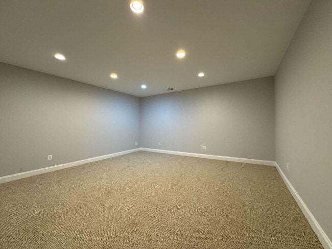 Building Photo - Spacious Elegance in Gated Piedmont!