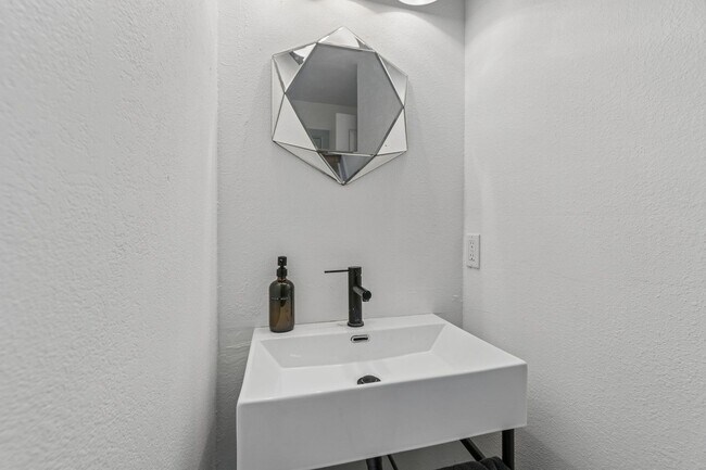 Building Photo - Charming 3-Bedroom Home with Modern Finishes and Inviting Patio!
