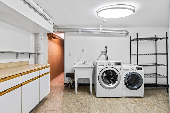 Building Photo - 299 Pavonia Ave