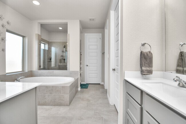 Building Photo - 5043 Morrison Dr