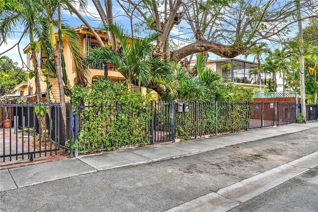Building Photo - 935 SW 11th Ave