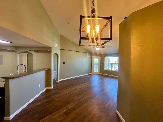 Building Photo - 1 bed 1 bath w/ Beautiful Mountain views!