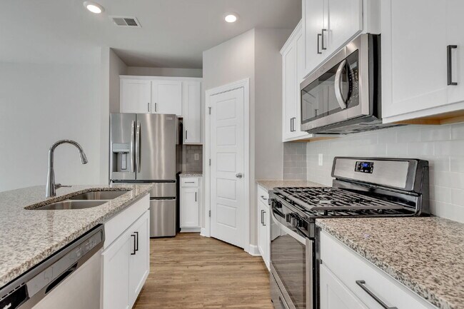Building Photo - Two-story 3BR/2.5BA townhome in Foxcroft T...