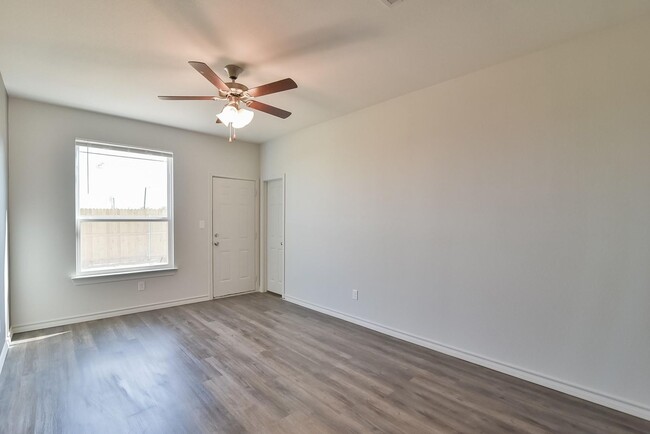 Building Photo - Spacious Duplex Living in Fort Worth, TX